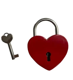 Candado de corazón rojo con llave de corazón.