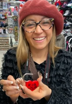 Candado de corazón rojo con llave de corazón.